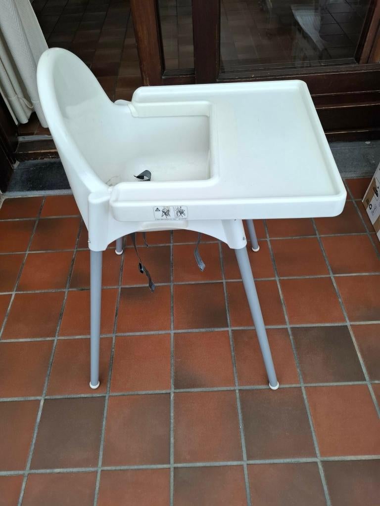Kinderstoel Ikea met gordels en afneembaar dienblad, Ophalen, Zo goed als nieuw, Gordel(s)