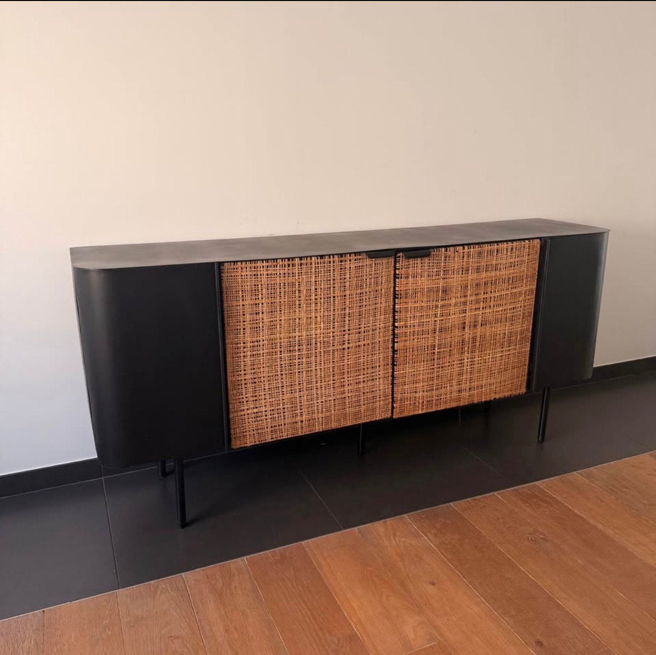 Buffetkast zwart met rotan, Huis en Inrichting, Ophalen, Zo goed als nieuw