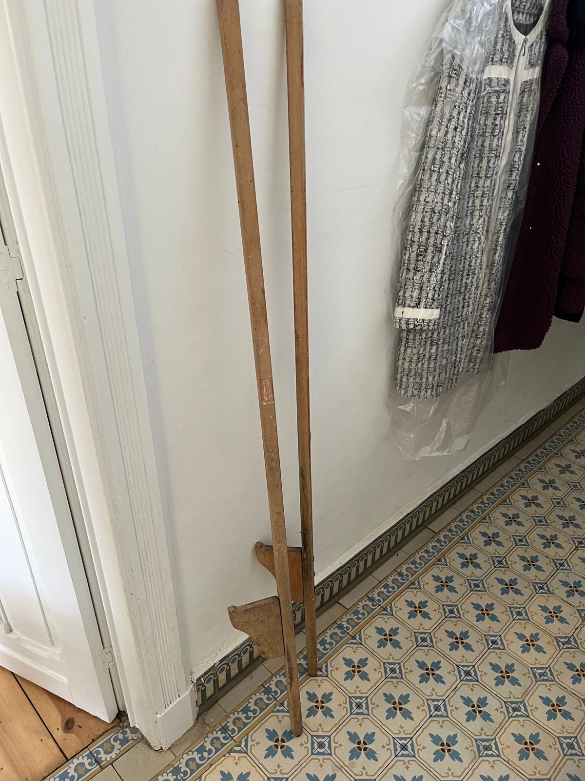 Paire d’échasses en bois, Enlèvement, Utilisé