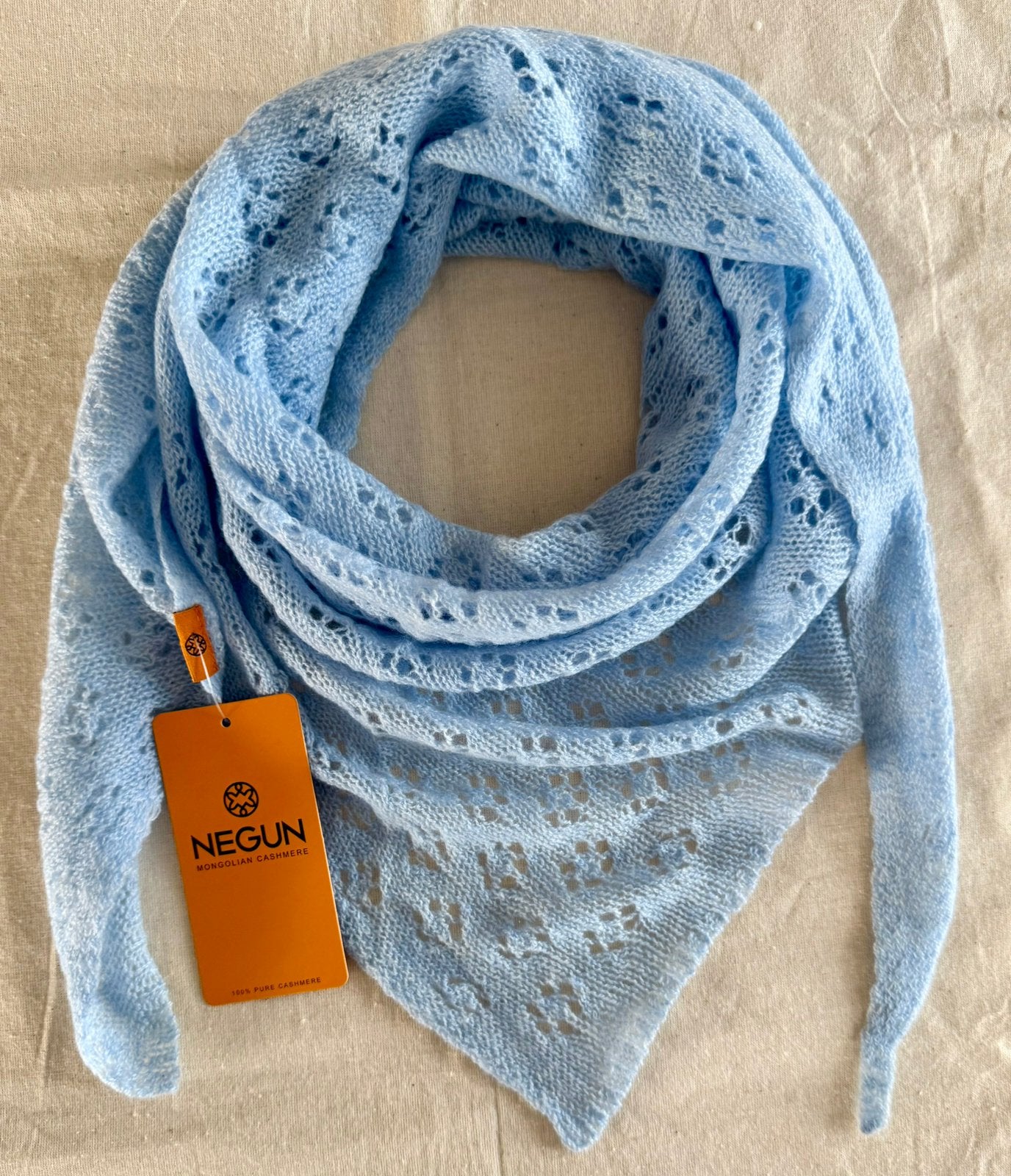 triangular scarf made from 100% cashmere., Kleding | Dames, Mutsen, Sjaals en Handschoenen, Ophalen of Verzenden, Nieuw, Maat 36 (S)