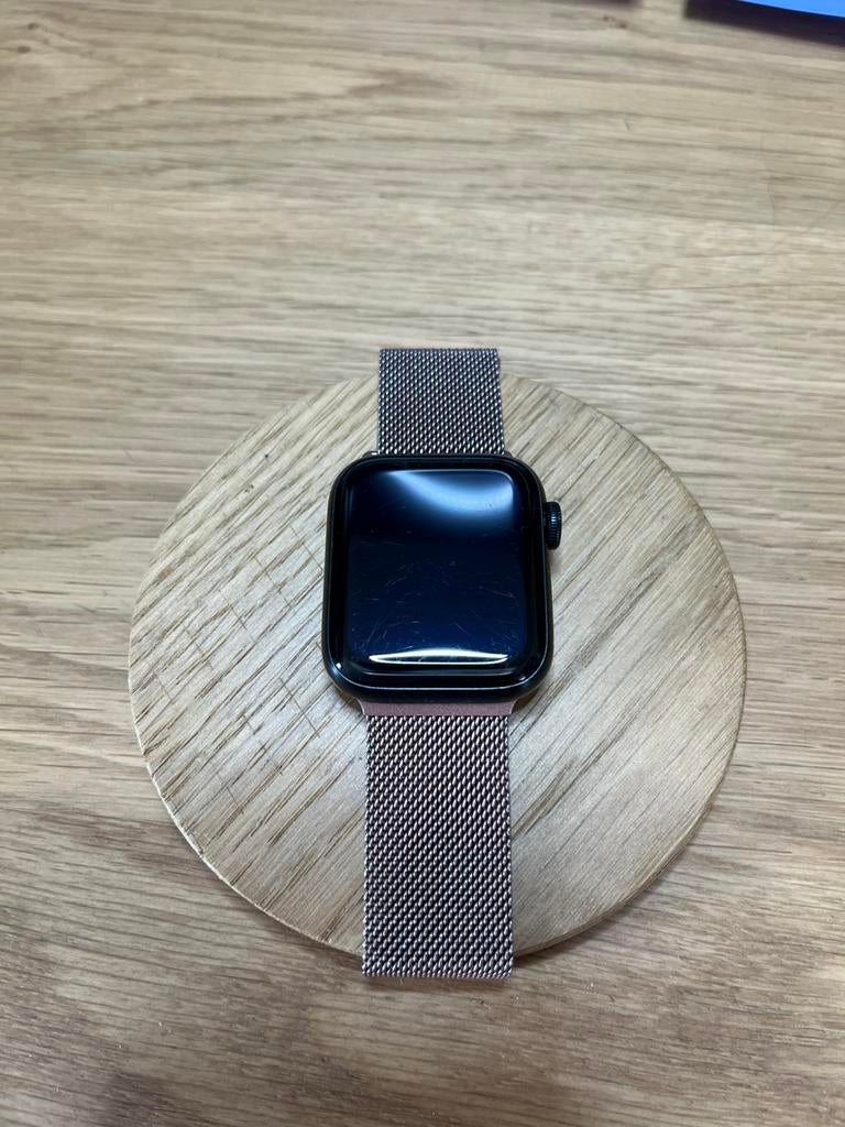 Apple Watch SE Rose Gold + Magnetic Metal Band, Ophalen, Zo goed als nieuw