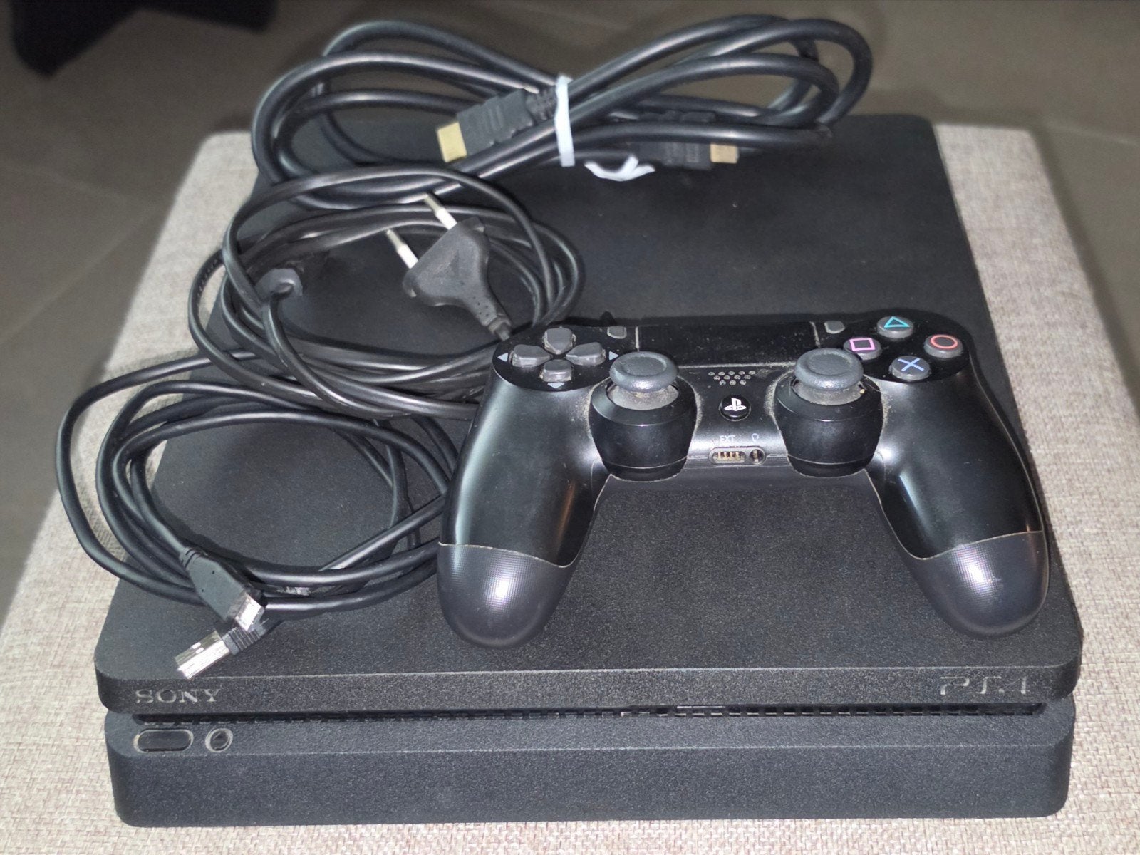Sony ps4 slim 1to console + 1 game nieuwe lens PlayStation, Games en Spelcomputers, Ophalen of Verzenden, 1 TB, Met 1 controller