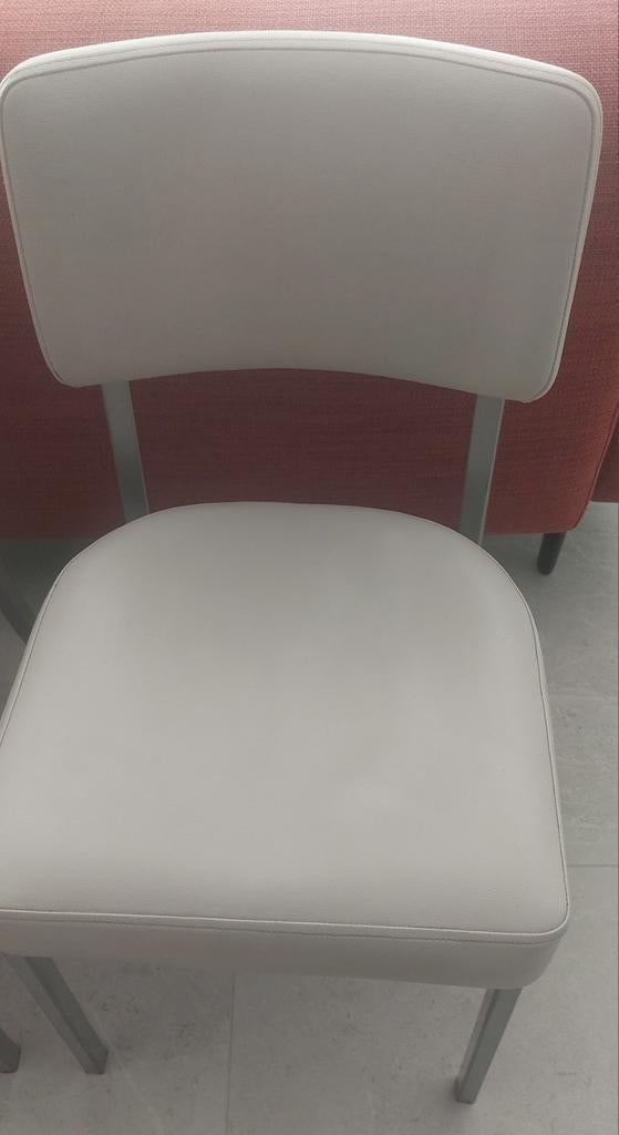 4 witte stoelen, 50 Euro voor de 4 stoelen samen, Huis en Inrichting, Ophalen