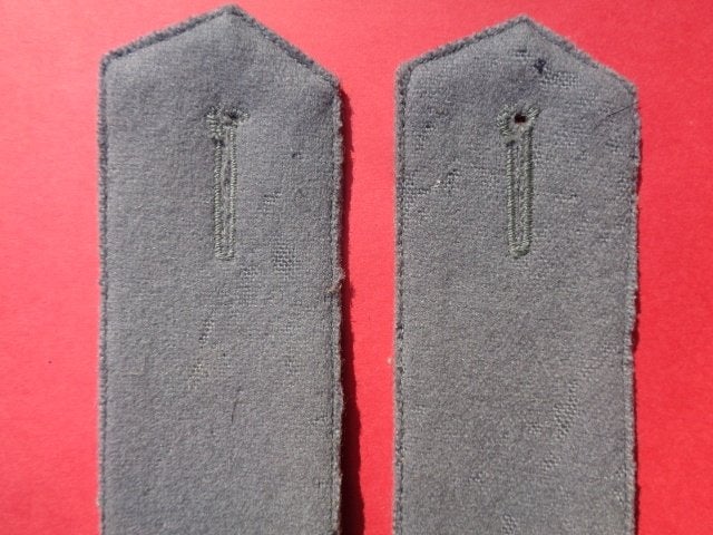 Schouderstukken grijs uit oude D naaikist, Verzamelen, Ophalen of Verzenden, Landmacht, Kleding of Schoenen