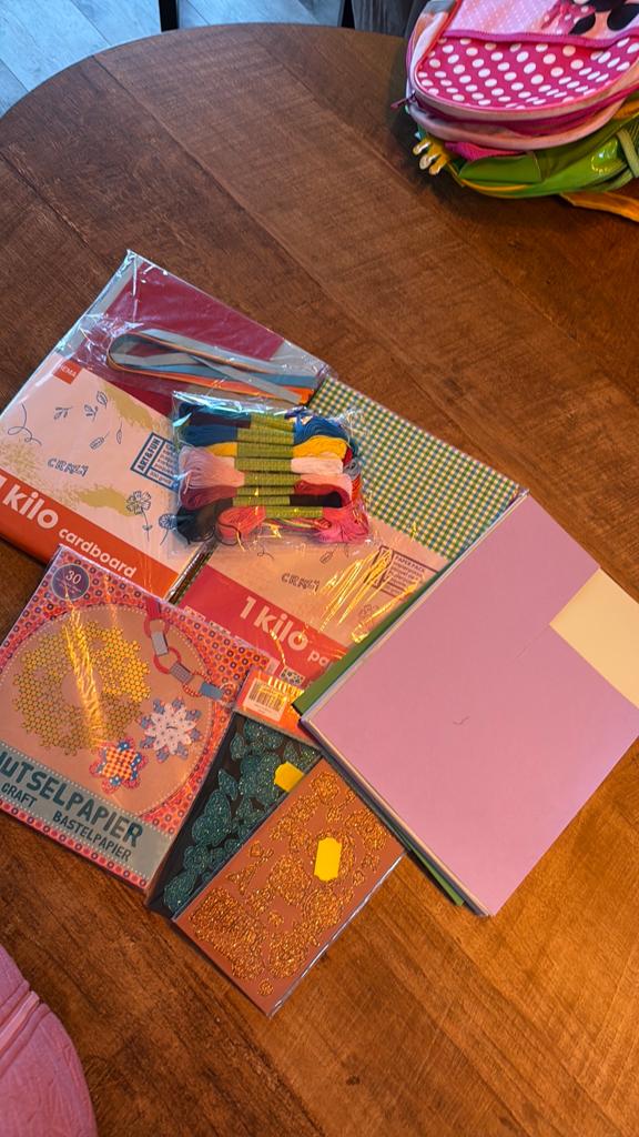 Knutselpapier, glitterstickers & garen, Ophalen of Verzenden, Gebruikt, Knutselmateriaal