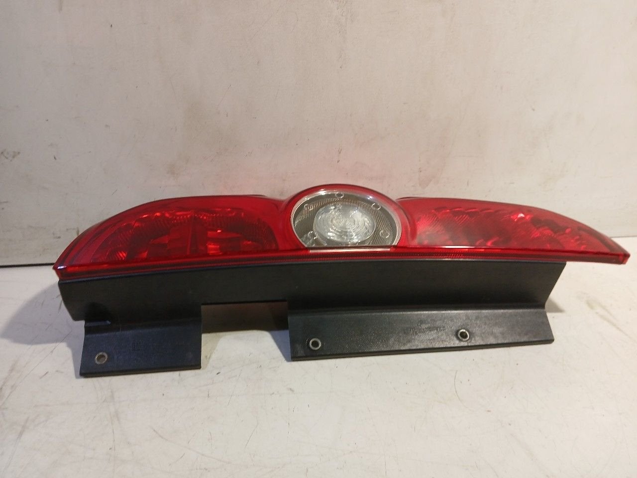 Achterlicht links buiten Opel Combo, Onderdelen@venauto.nl, Van der Ven Autorecycling B.V., Ettenseweg 76, 4706 PB Roosendaal, The Netherlands