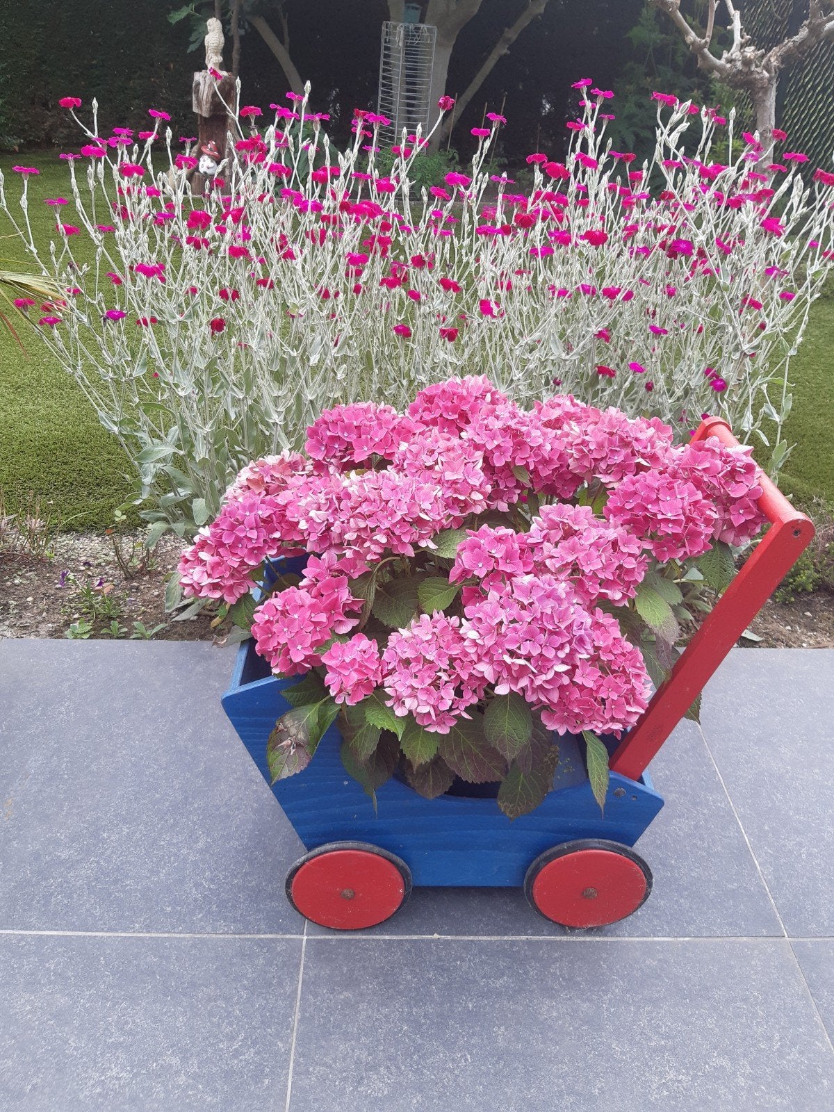 Karretje geschikt voor bloemen., Ophalen
