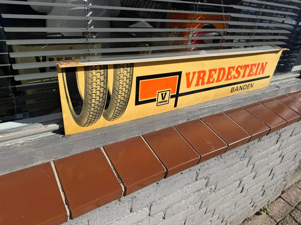 Vredestein fait usage d'un vieux panneau d'affichage, Enlèvement, Utilisé, Panneau publicitaire