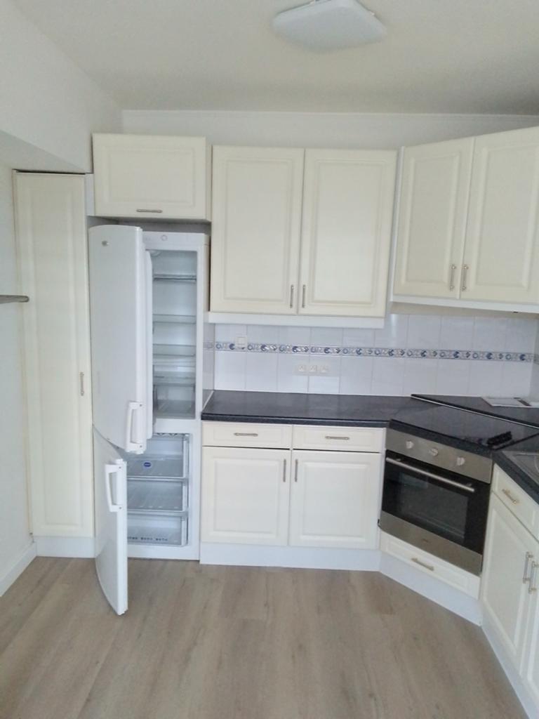 Witte keuken met toestellen, Ophalen