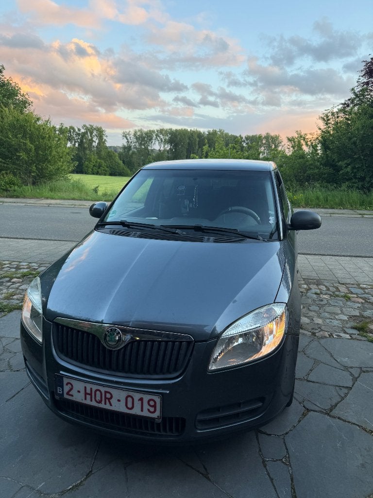 Skoda Fabia 1.2 Benzine – Bouwjaar 2009 – €1800, 4 deurs, Leder en Stof, Grijs, Particulier