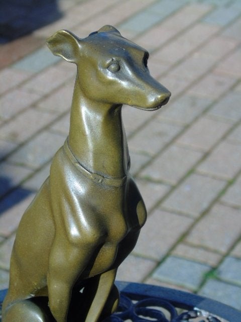 gesigneerde bronzen zittende windhondhond. SCHIP, Ophalen of Verzenden, Brons