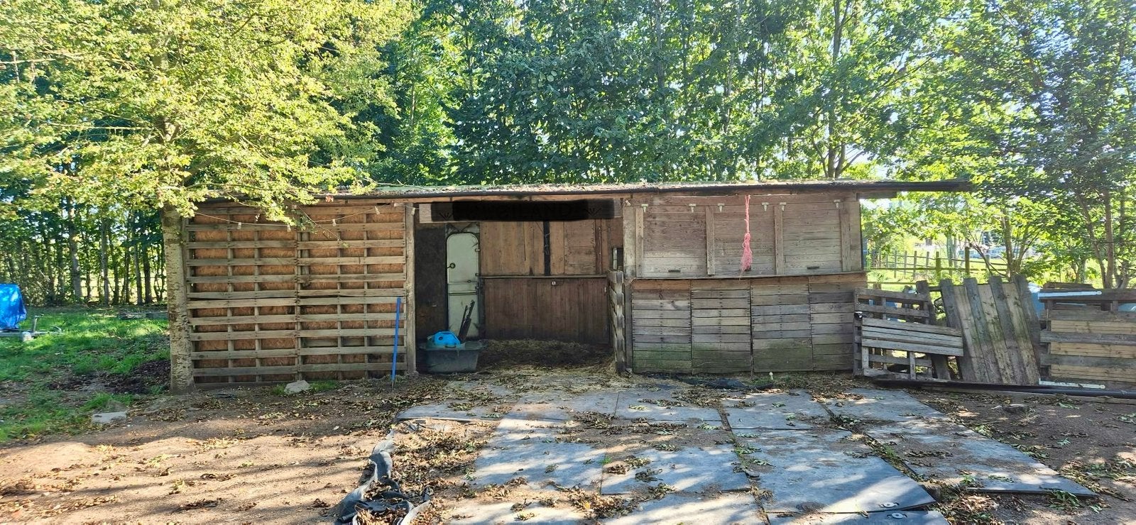 een stevige houten constructie met Tabbert caravan erbij., Bedrijf, Tabbert