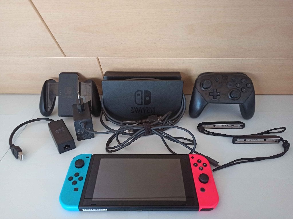 Nintento Switch 32GB - Blauw/Rood + Pro Controller, Enlèvement ou Envoi, Comme neuf, Avec 1 manette, Switch Original