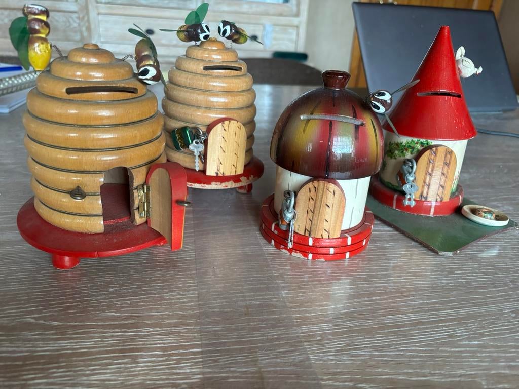 Set van 4 houten spaarpotten – bijenkorven & kabouterhuisjes, Ophalen of Verzenden, Zo goed als nieuw, Hout