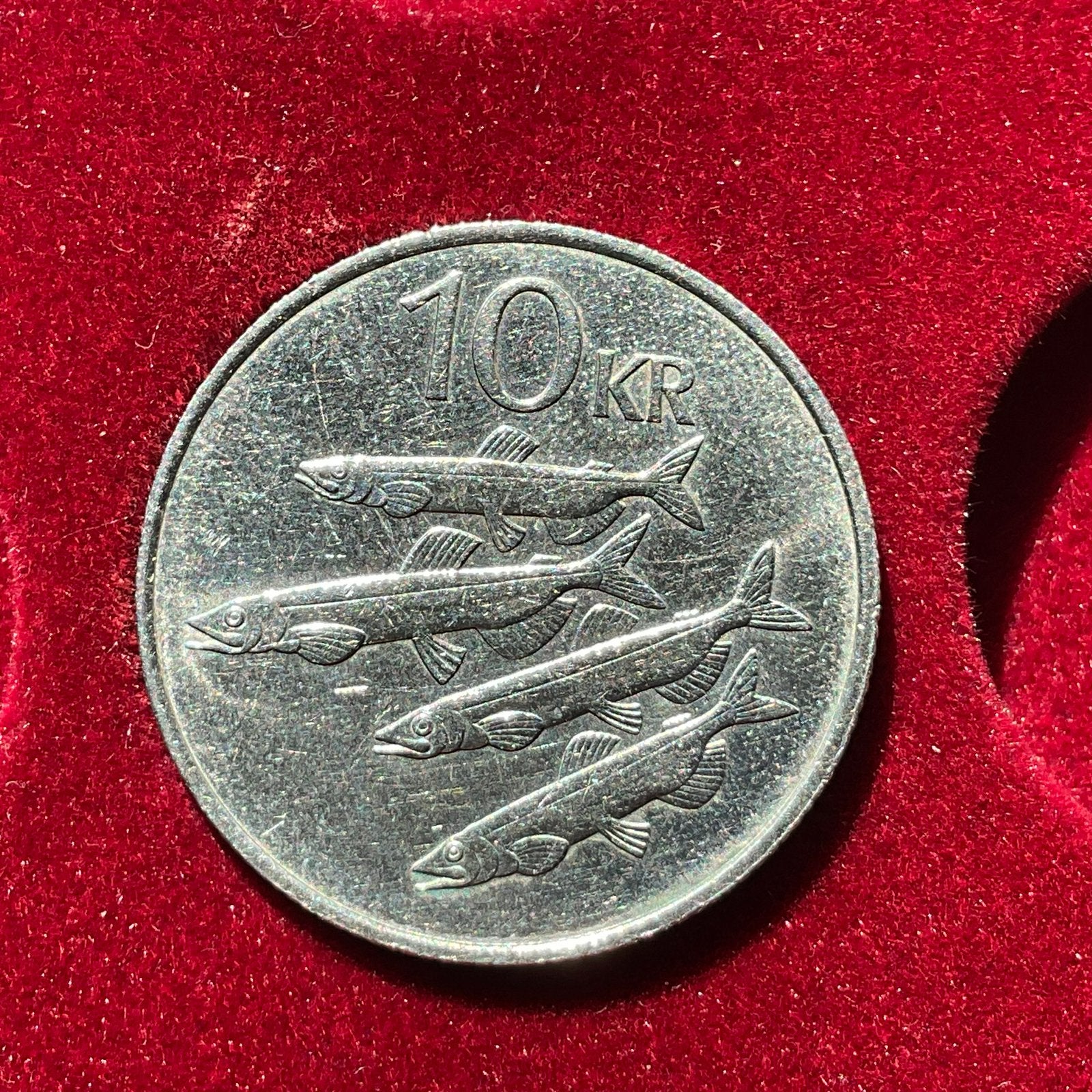 Ijsland - prachtige munt 10 kronur met school vissen - 2004, Verzenden, Overige landen, Losse munt
