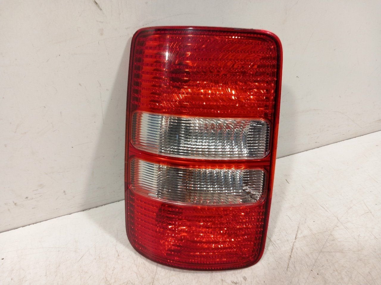 Achterlicht links buiten Volkswagen Caddy, Onderdelen@venauto.nl, Van der Ven Autorecycling B.V., Ettenseweg 76, 4706 PB Roosendaal, The Netherlands