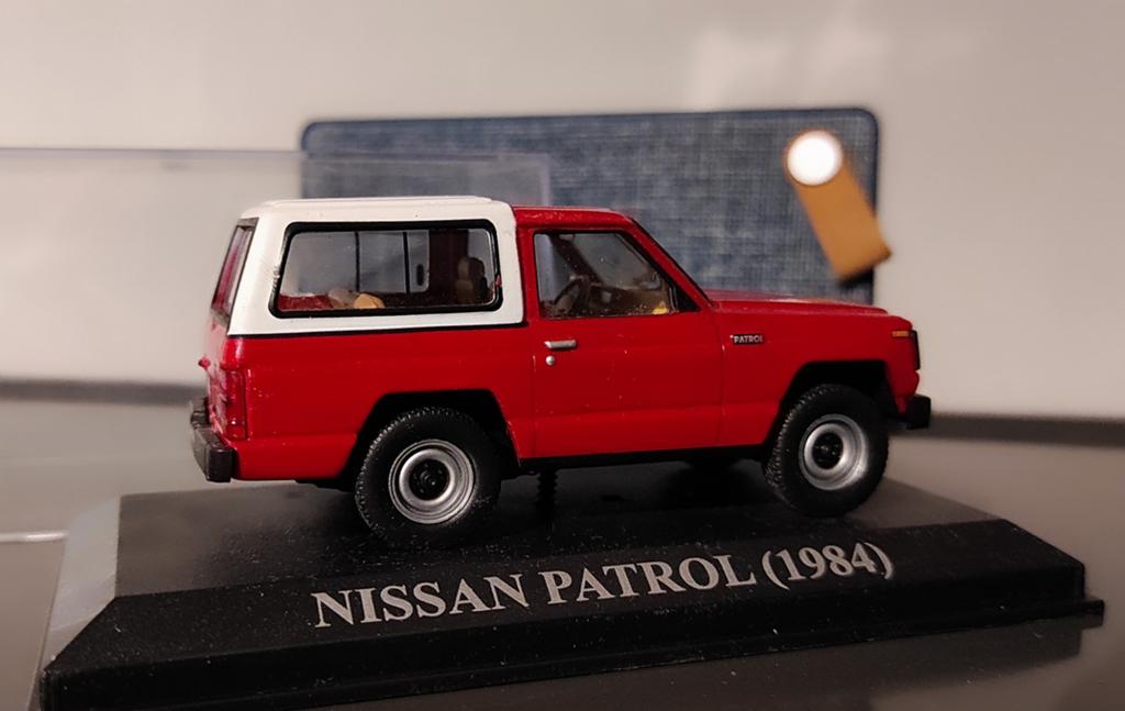 Nissan Patrol rouge 1984 1:43 dans une vitrine., Enlèvement ou Envoi