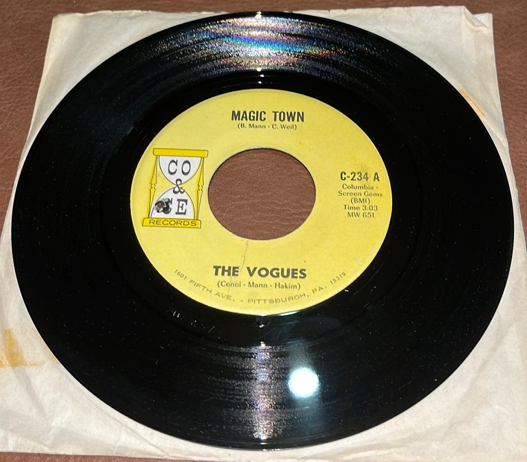 The Vogues ‎– Magic Town - 7” vinyl single - USA 1966, Ophalen of Verzenden, Gebruikt