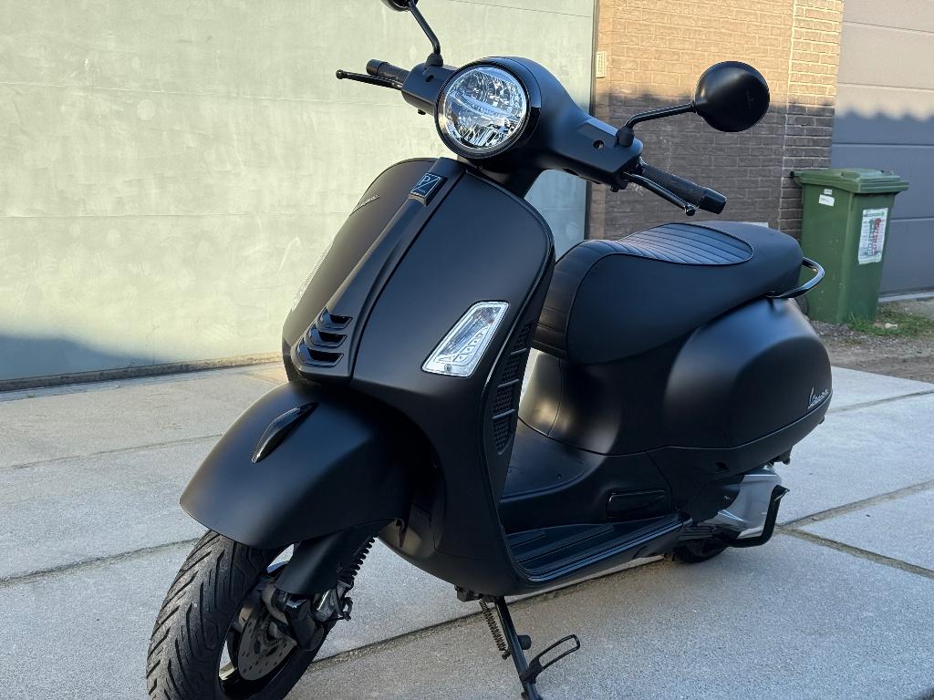 Vespa gts 300 supersport “NOTTE” 6000km top staat, Motoren, Occasion, Particulier, Minimaal motorrijbewijs A2, Automaat