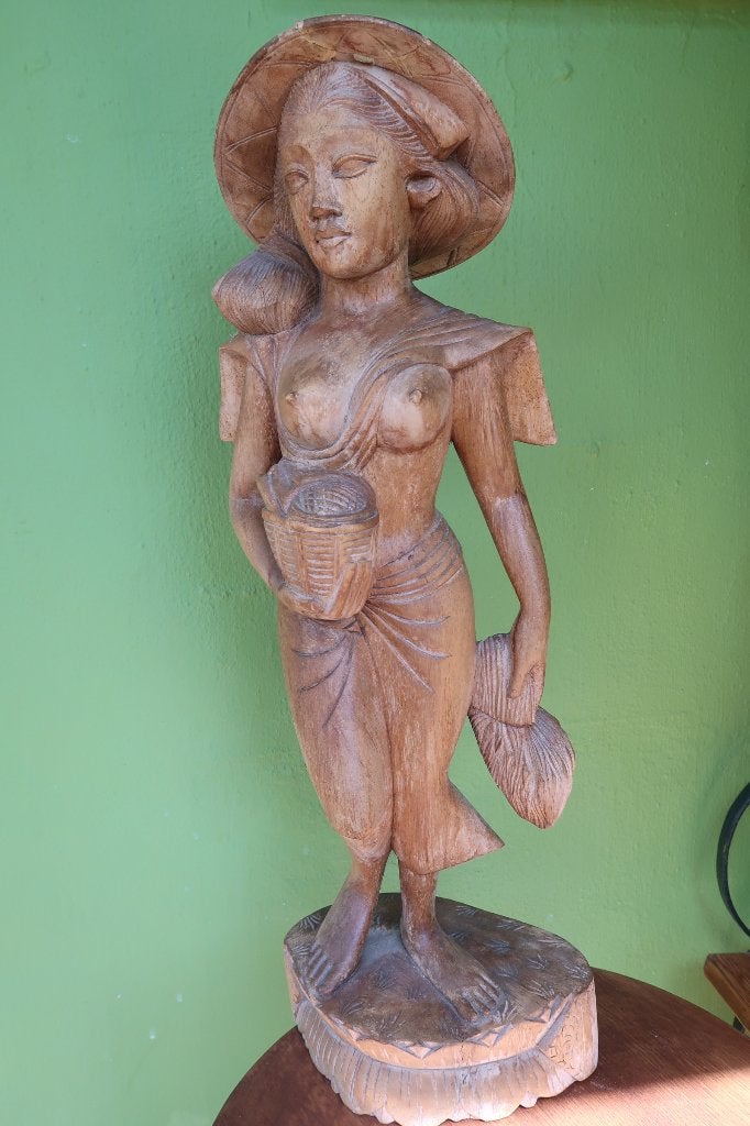 Houten sculptuur van een jonge vrouw- Bali, Houtsnijwerk, Gepatineerd, Hout, Bruin