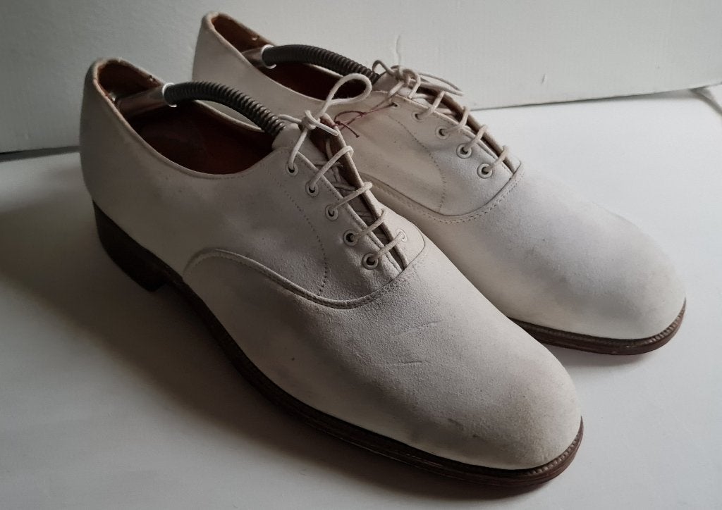 Chaussures Great Gatsby Derby vintage en daim + leesten 1950, Antiquités & Art, Enlèvement ou Envoi, Hommes, JOHN WHITE