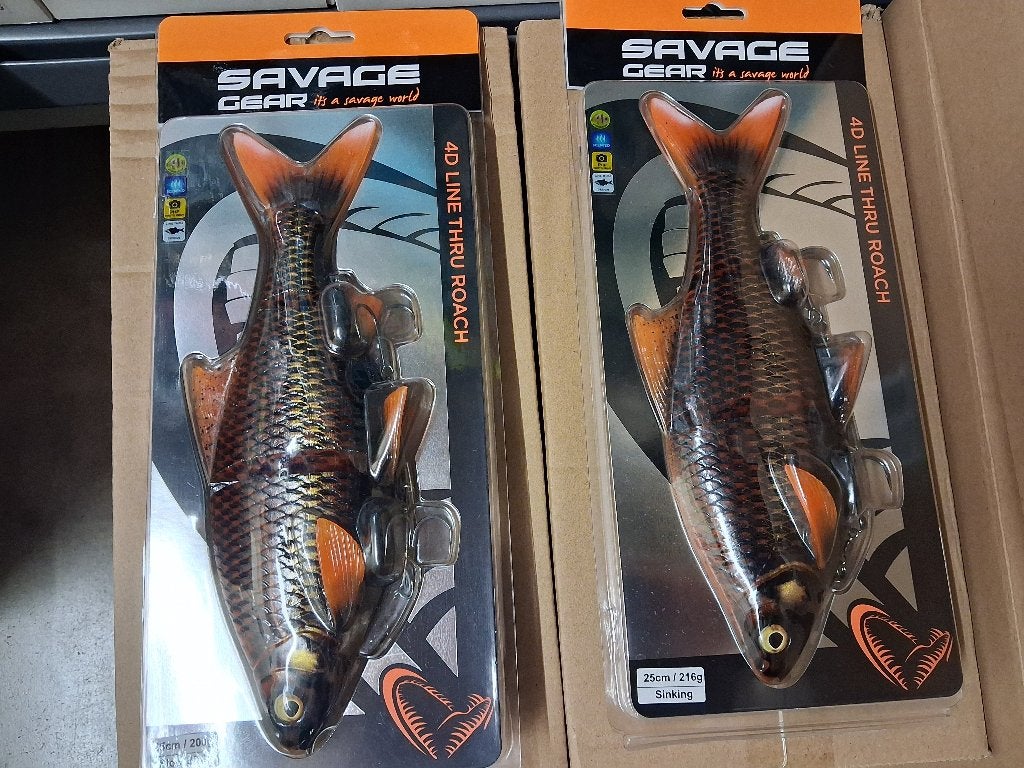 4D Line Thru Roach (Savage Gear) in 200 en 216 gram, Ophalen of Verzenden, Nieuw, Overige typen
