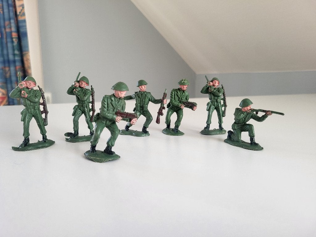 7 petits soldats en plastique vert, Enlèvement ou Envoi