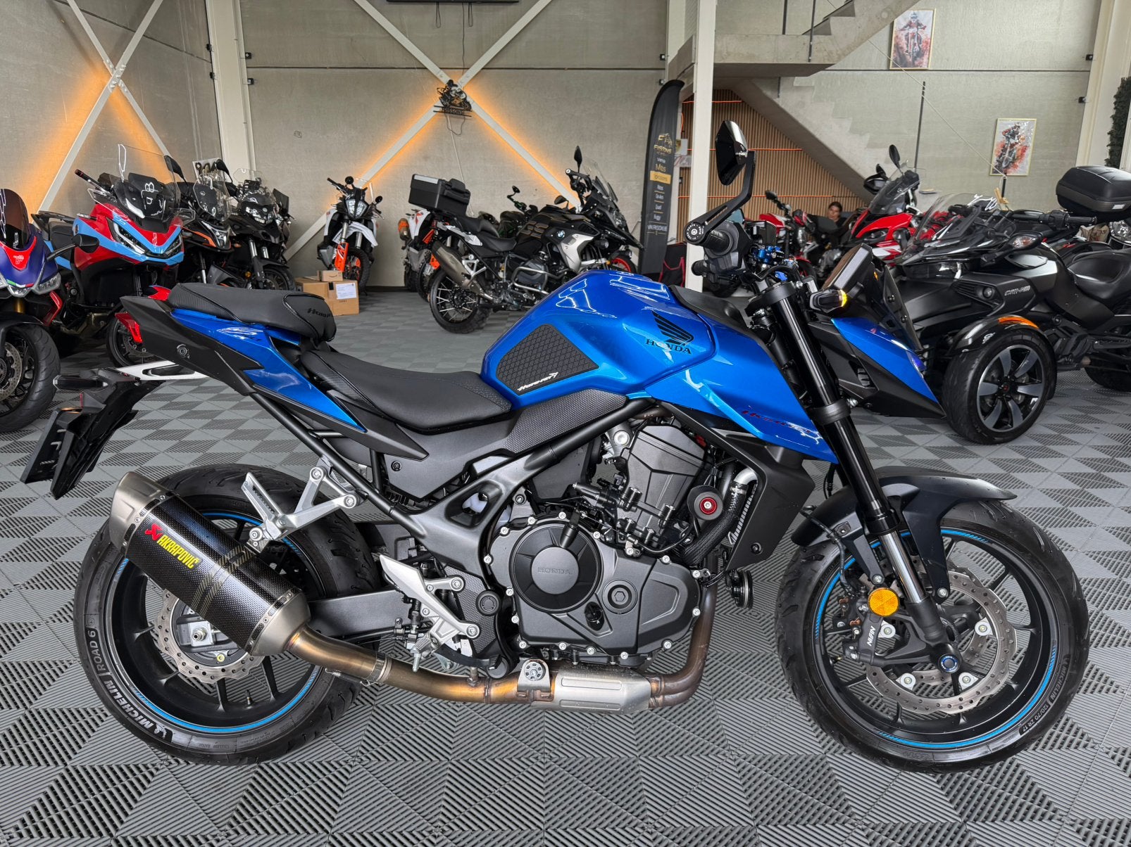HONDA CB 750 HORNET * GARANTIE * 2025 * AKRAPOVIC * 1.500 km, Motoren, Motoren | Honda, 750 cc, Sportuitlaat, Occasion, Motorrijbewijs A