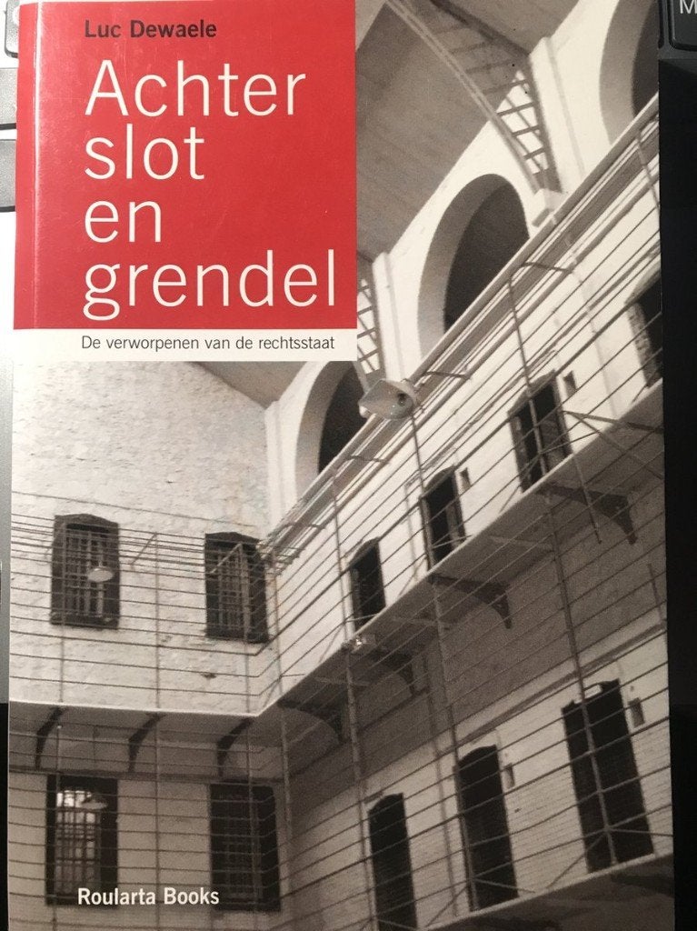 Achter slot en grendel de verworpenen van de rechtsstaat, Ophalen of Verzenden, Zo goed als nieuw, Maatschappij en Samenleving
