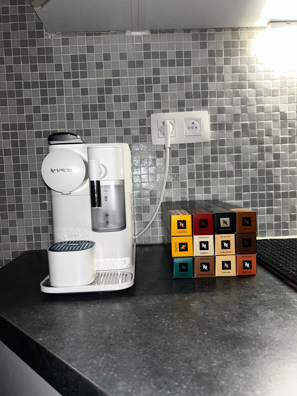 Nespresso De’Longhi Lattissima One White, Electroménager, Enlèvement, Comme neuf