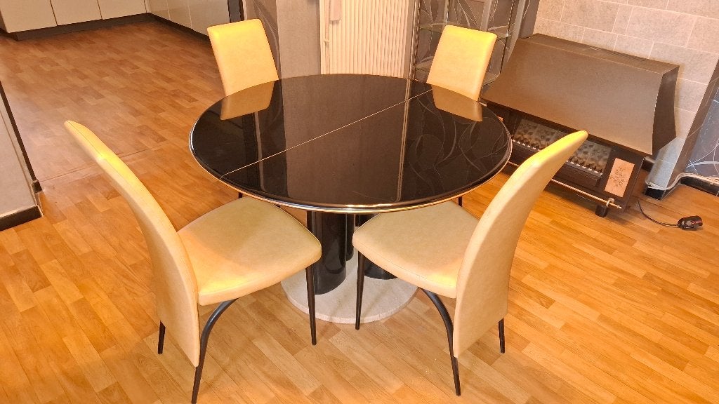 Table ronde et 4 chaises, 100 à 150 cm, Quatre personnes, Rond, Comme neuf