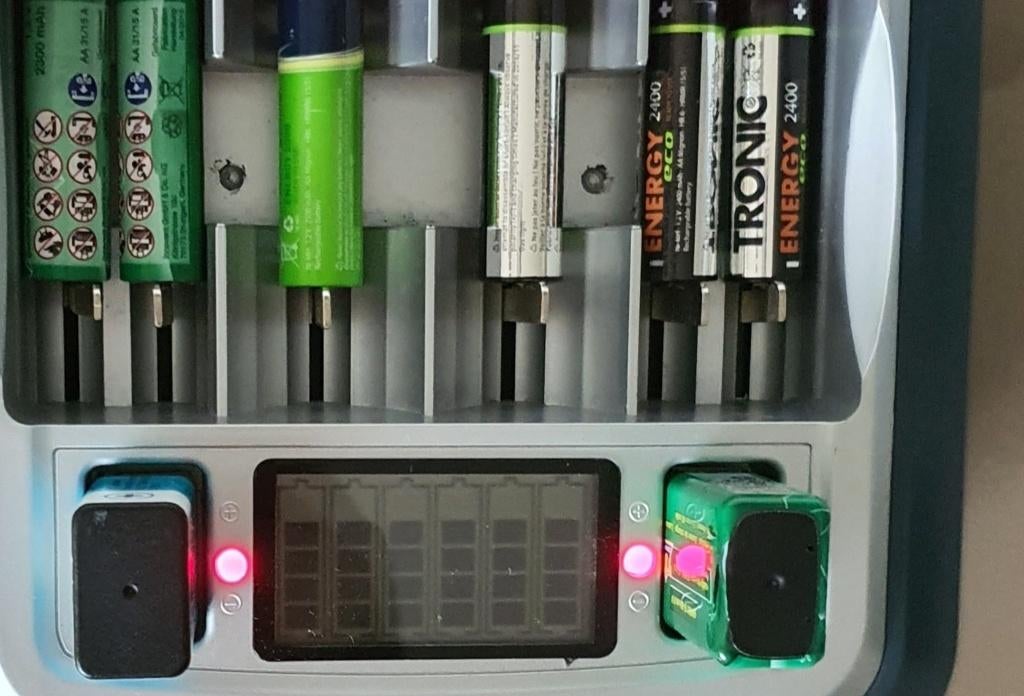 Chargeur batterie, écran LCD, toutes les piles : AAA, AA, 9V, Enlèvement ou Envoi, Comme neuf