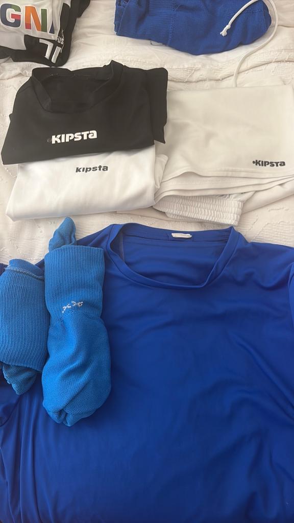 2x voetbal setje kipsta zwart en wit maat S/m 12-14 jarige, Kleding | Heren, Ophalen, Zo goed als nieuw, Maat 46 (S) of kleiner