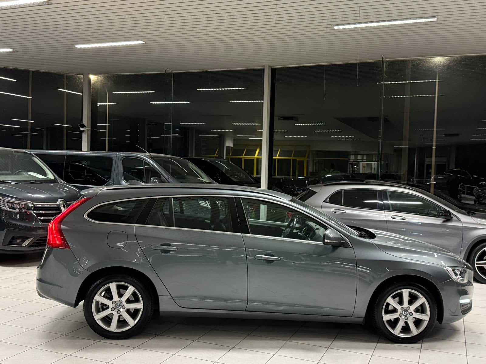 Volvo V60 D2 SIPS 2.0D 88kW Euro 6b, Autos, Argent ou Gris, Achat, 87 kW, Euro 6