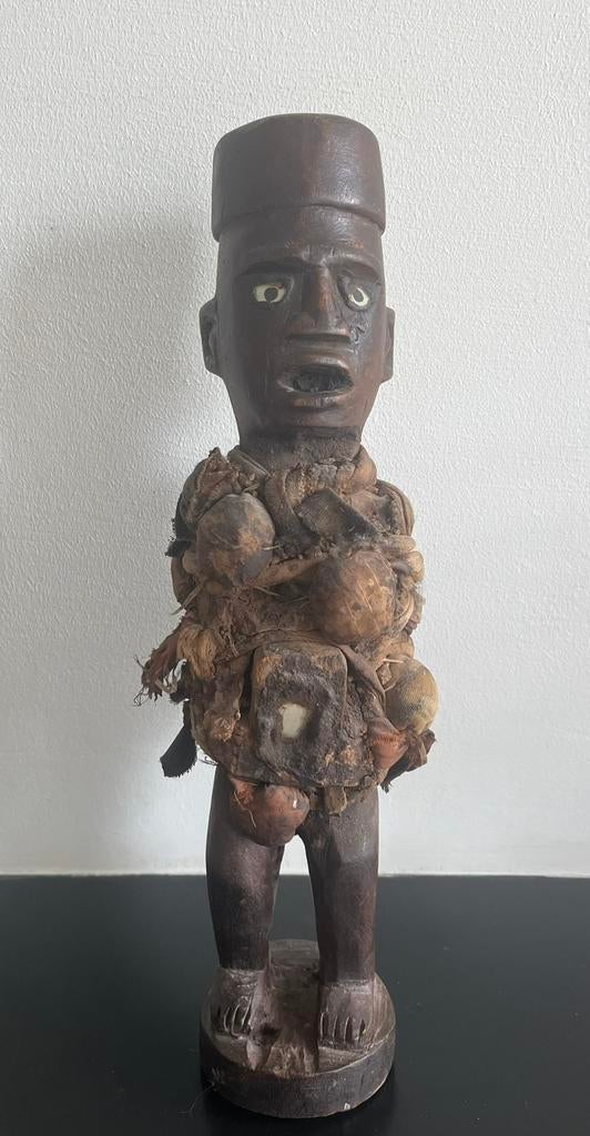 Une statue fétichiste africaine de Nkisi originaire du Congo, Enlèvement ou Envoi