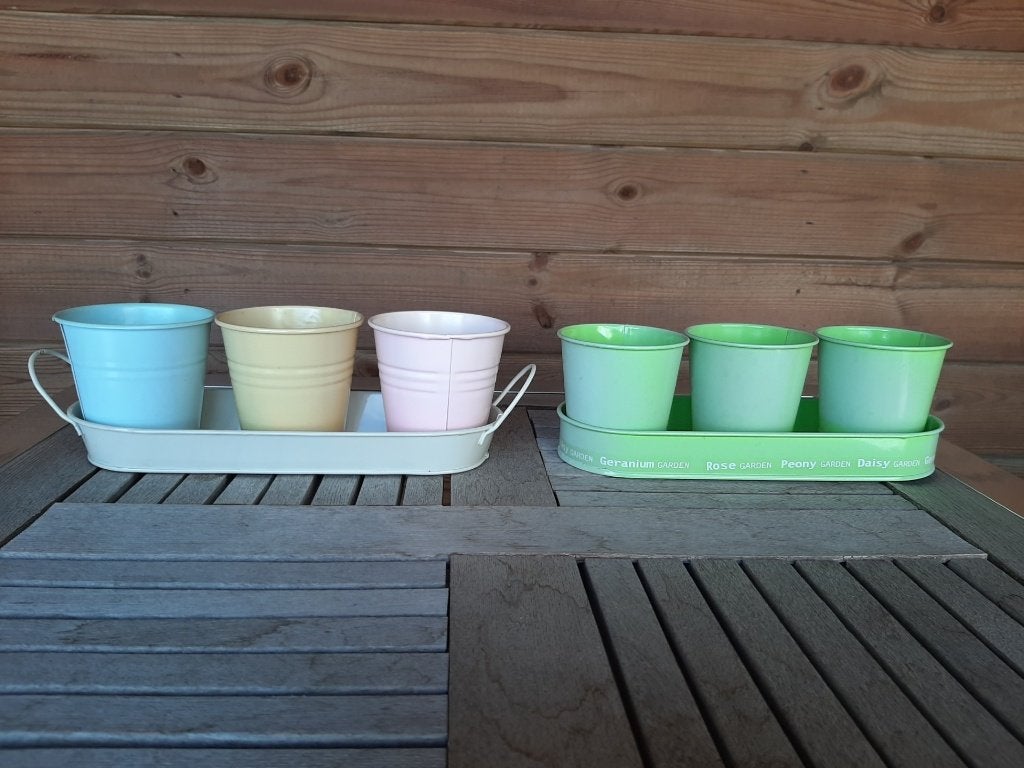 2 setjes van 3 metalen bloempotjes met schaal, Antiek en Kunst, Ophalen