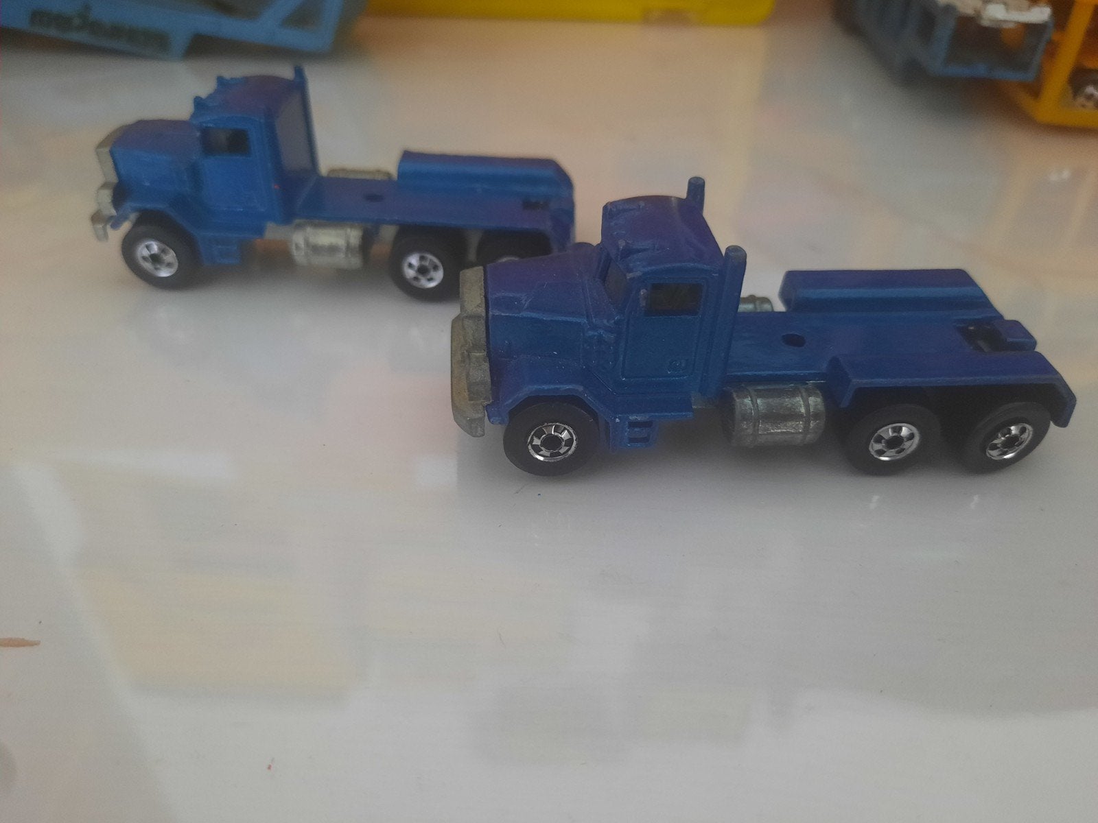 Hot Wheels Peterbilt (2 stuks), Ophalen of Verzenden, Gebruikt, Bus of Vrachtwagen