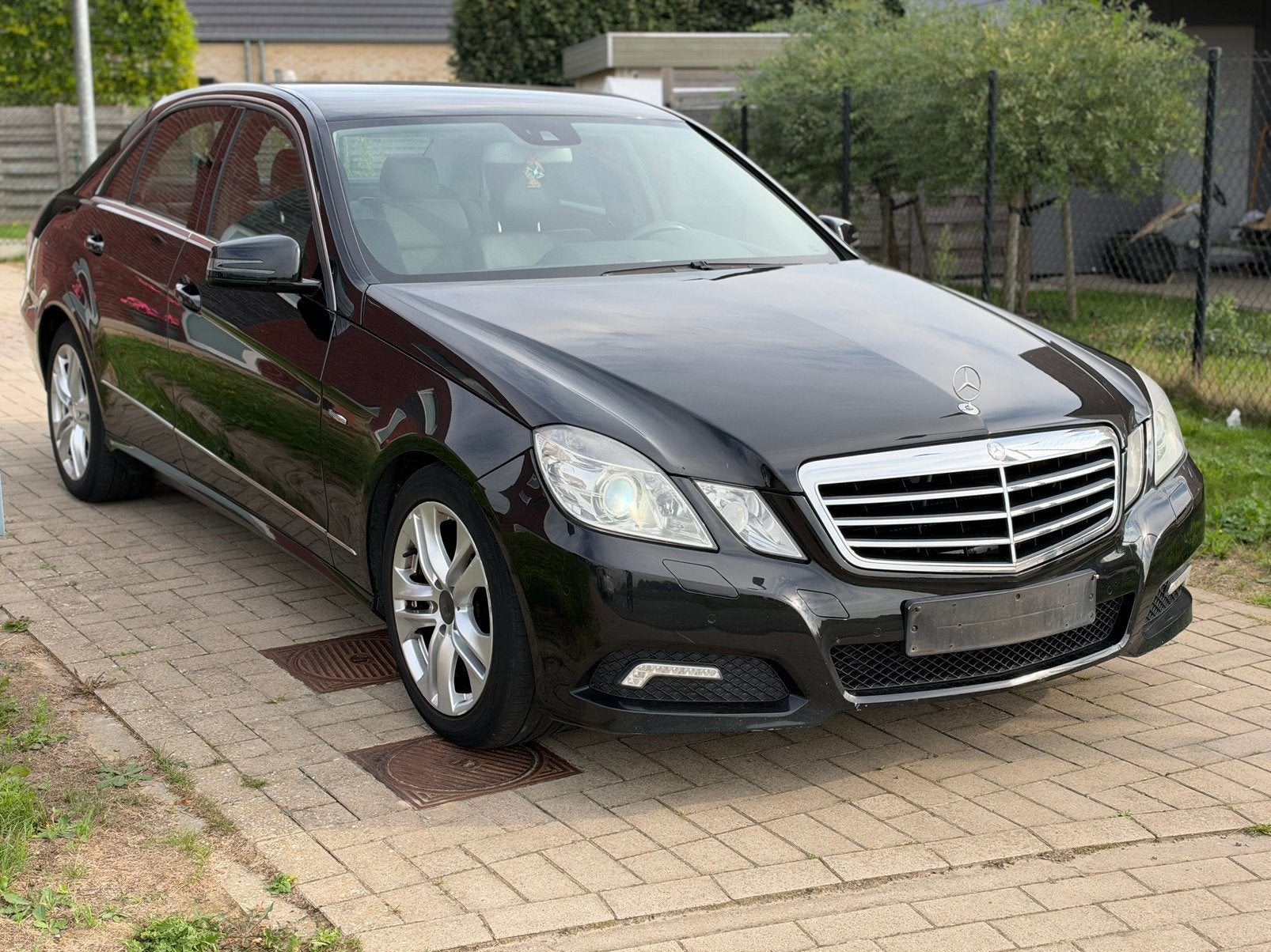 MERCEDES E200/AVANT-GARDISTE ! /AUTOMATIQUE ! /5 EUROS !, Autos, Euro 5, Entretenue par le concessionnaire, Noir, 5 portes