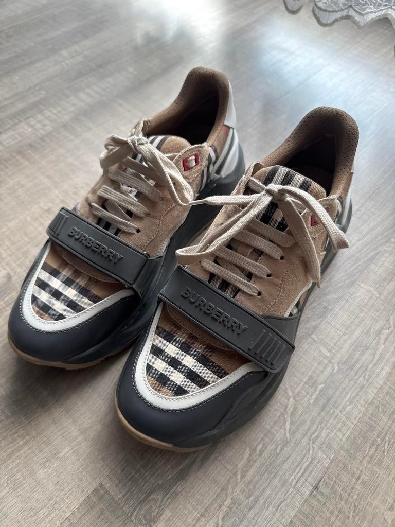 Sneakers Burberry 100 % authentiques - Taille 45, Kleding | Heren, Schoenen, Ophalen of Verzenden, Zo goed als nieuw