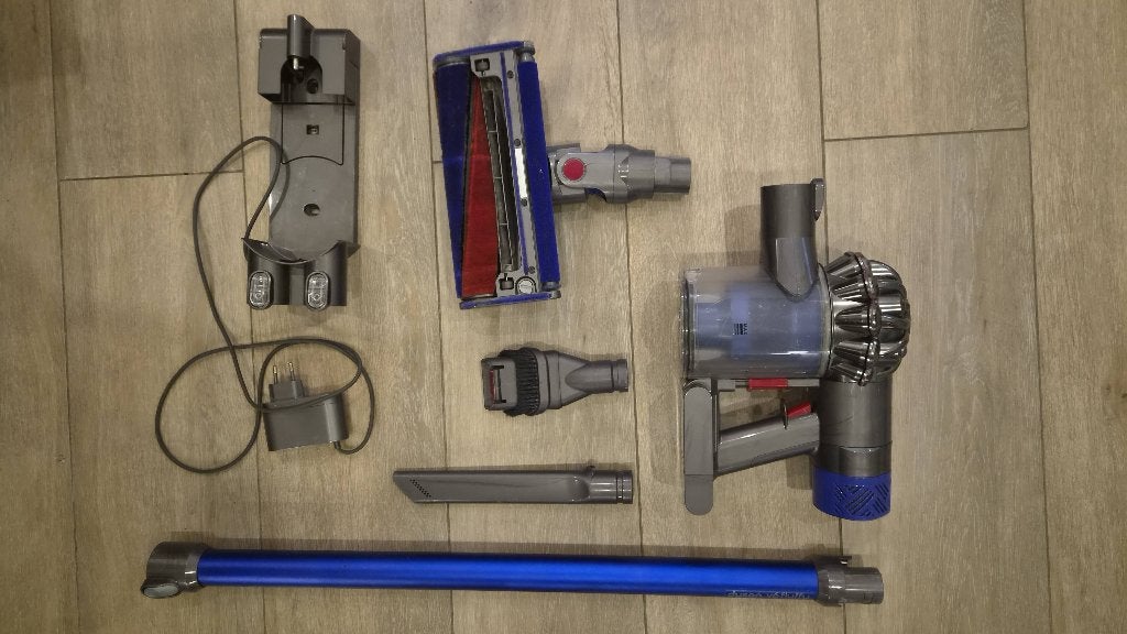 Aspirateur Dyson v8 super état, Electroménager, Station de charge, Réservoir, Comme neuf, Enlèvement