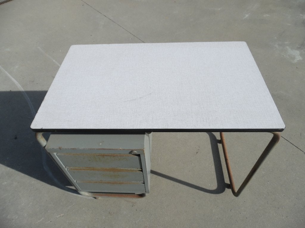 2 vintage metalen bureaus, Huis en Inrichting, Ophalen, Gebruikt, Metaal, Schoolbureau