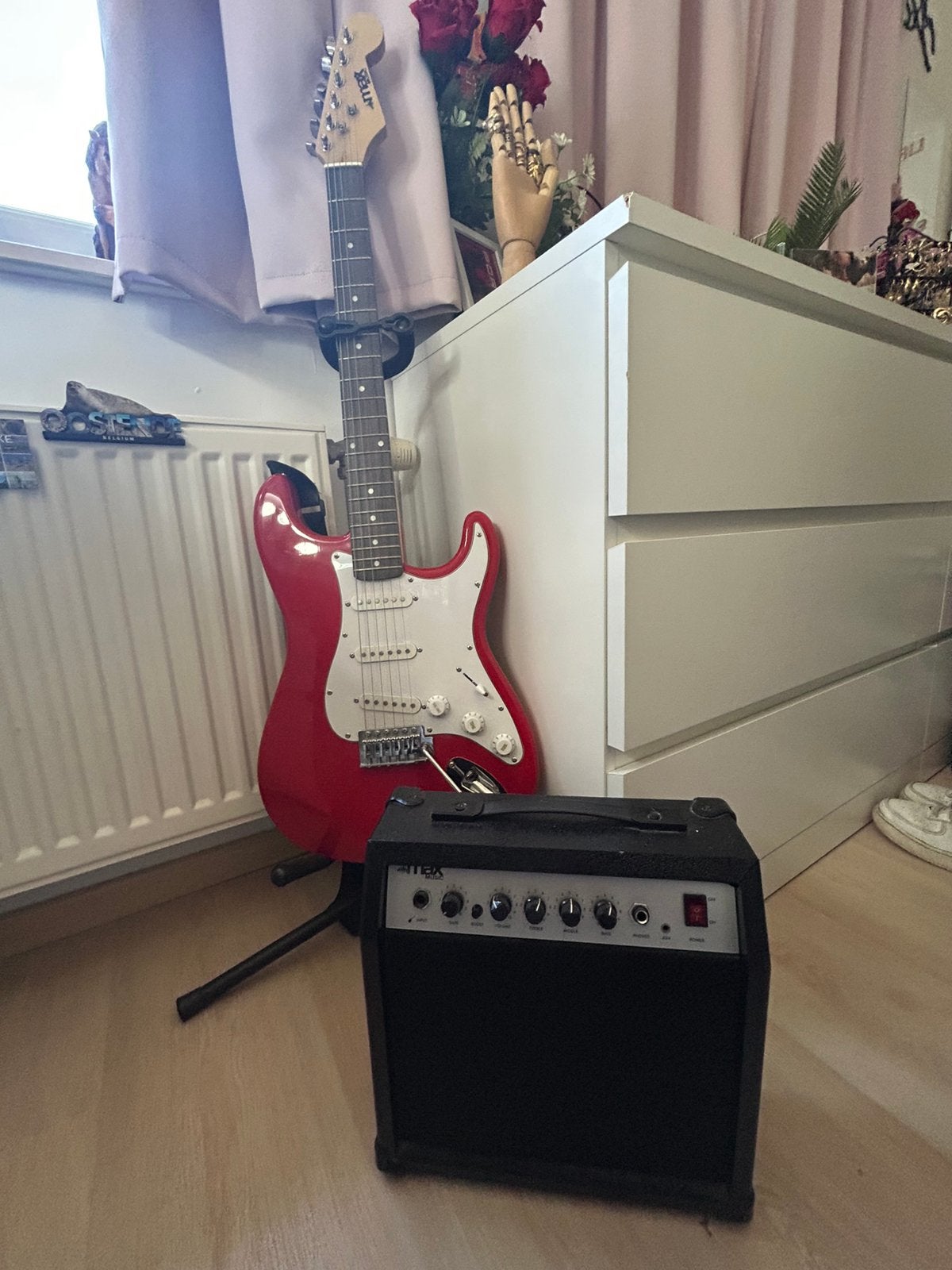 Elektronische gitaar rood met statief en box., Muziek en Instrumenten, Versterkers | Bas en Gitaar, Ophalen, Zo goed als nieuw