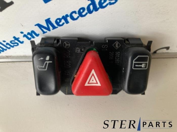 Commutateur éclairage d'urgence d'un Mercedes E-Klasse, Autos : Pièces & Accessoires, Tableau de bord & Interrupteurs, Mercedes-Benz