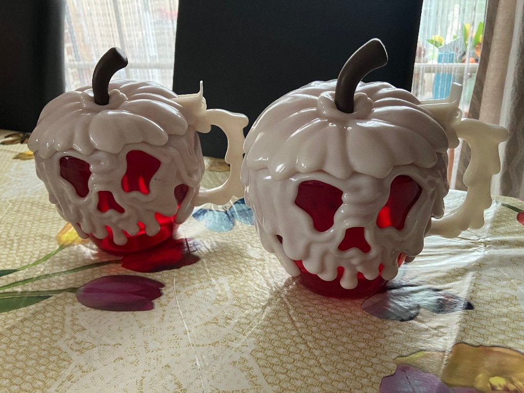 Disney parks Glow in the dark Red poison beker - sneeuwwitje, Ophalen of Verzenden, Sneeuwwitje of Doornroosje, Servies