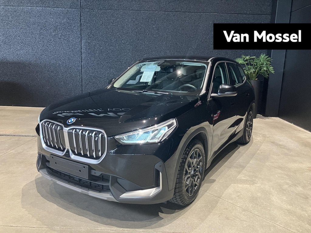 BMW iX1 xDrive30 230kW CAMERA | APPS | LED | NAVI, Auto's, Automaat, Gebruikt, Zwart, 313 pk