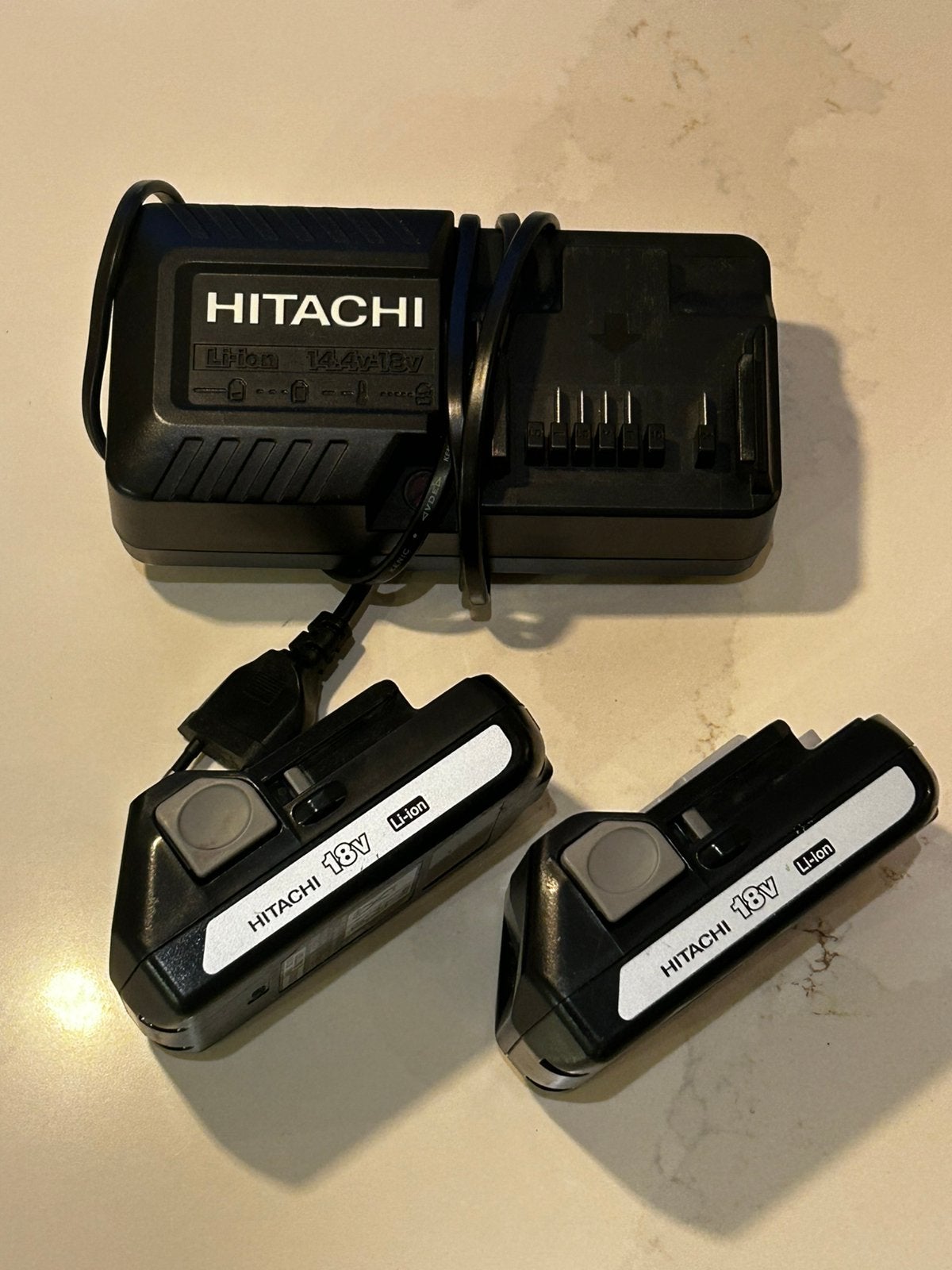 Batteries Hitachi 18V 2x 1.5Ah + chargeur, Bricolage & Construction, Enlèvement, Comme neuf