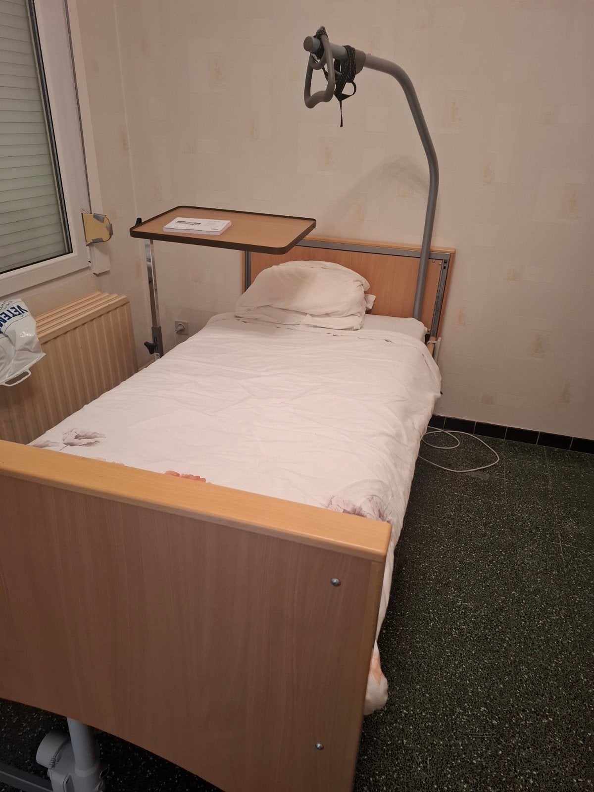 Lit médical électrique, Maison & Meubles, Chambre à coucher | Lits, Enlèvement