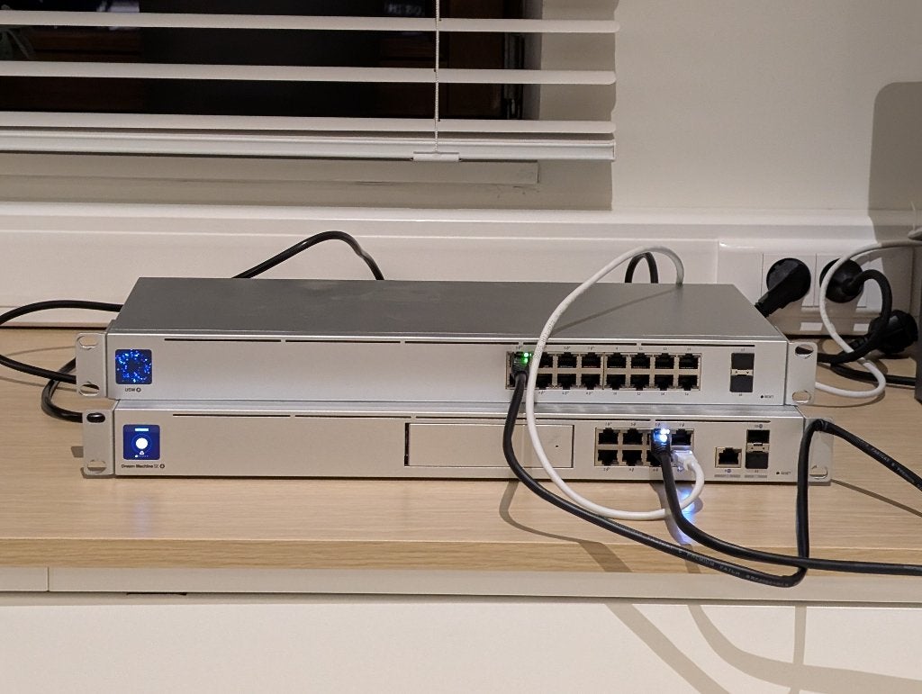 Ubiquiti UniFi Dream Machine SE (UDM-SE) – nieuwstaat, Computers en Software, Ophalen of Verzenden, Zo goed als nieuw, Router