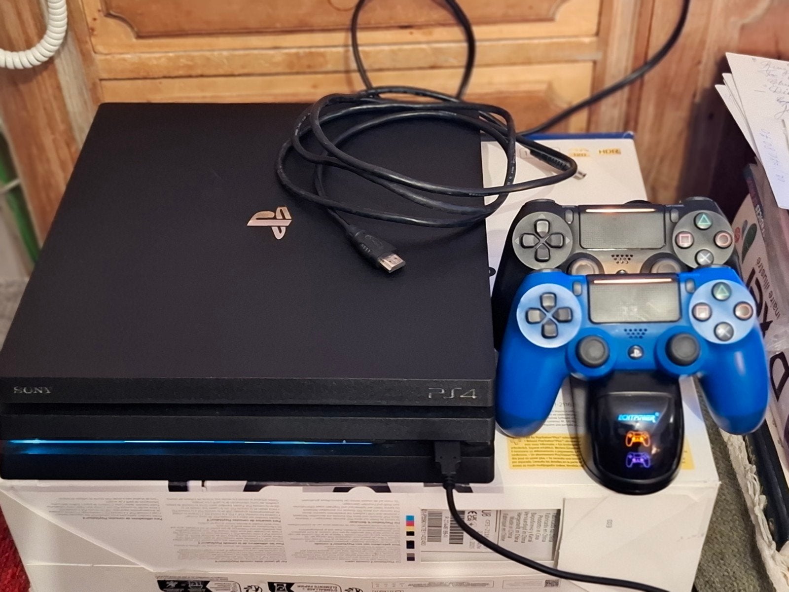 PS4 PRO + 2 MANETTES ET STATION DE CHARGE., Consoles de jeu & Jeux vidéo, Enlèvement ou Envoi, Comme neuf, 1 TB, Pro