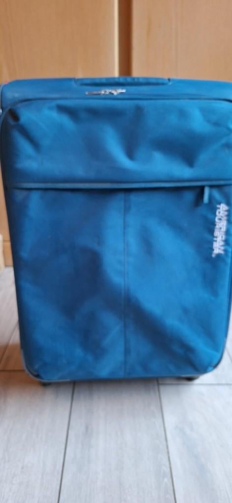 AMERICAN TOURISTER SPINNER M MODEL BLAUWE KOFFER, Handtassen en Accessoires, Wieltjes, Gebruikt, Zacht kunststof, 35 tot 45 cm